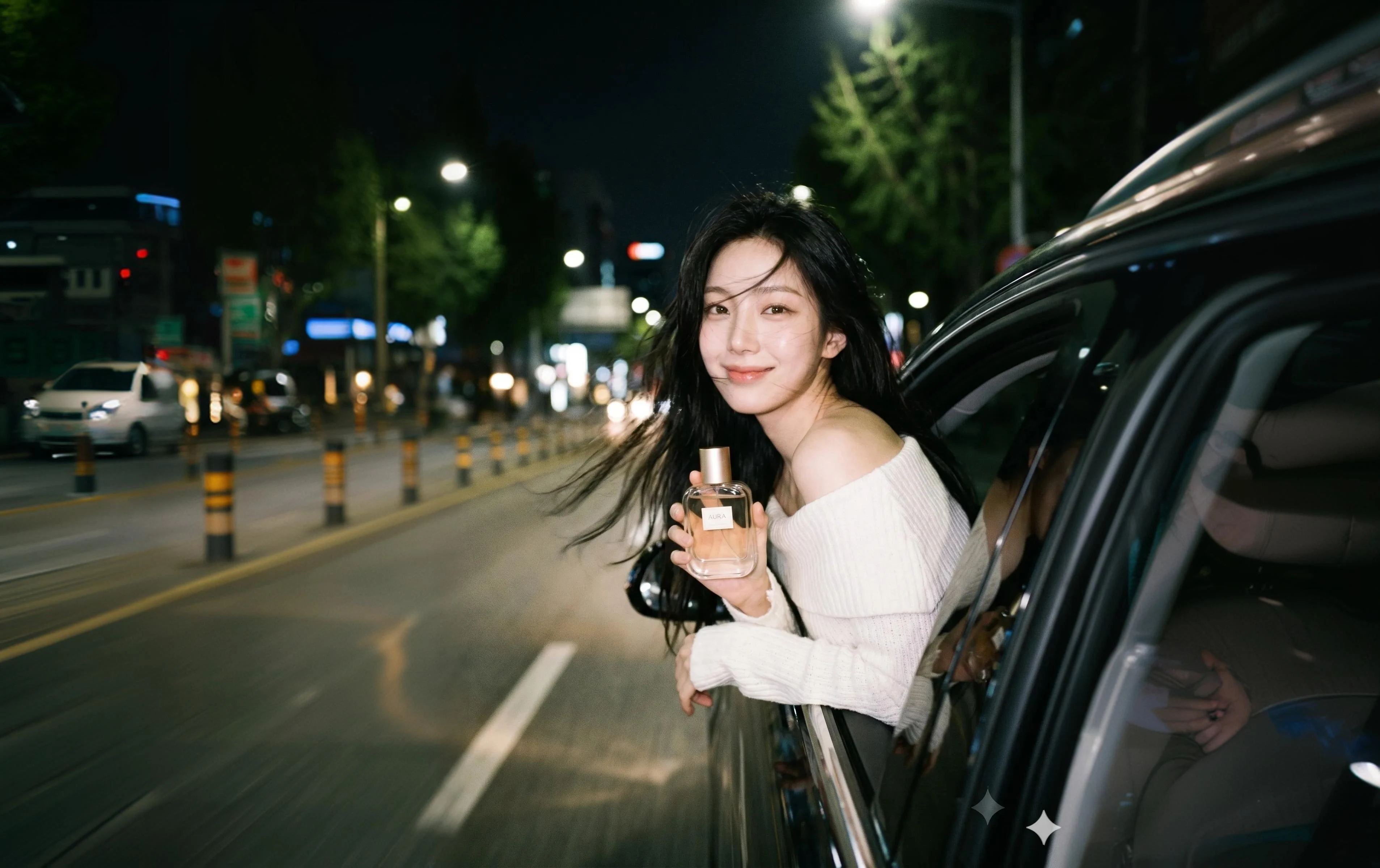 도시의 밤, 차 옆에서 향수를 든 류시아